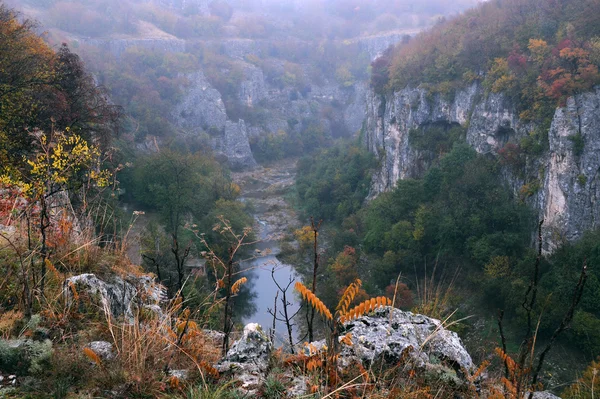 Emen kanion w pobliżu veliko tarnovo w późnym upadku — Zdjęcie stockowe