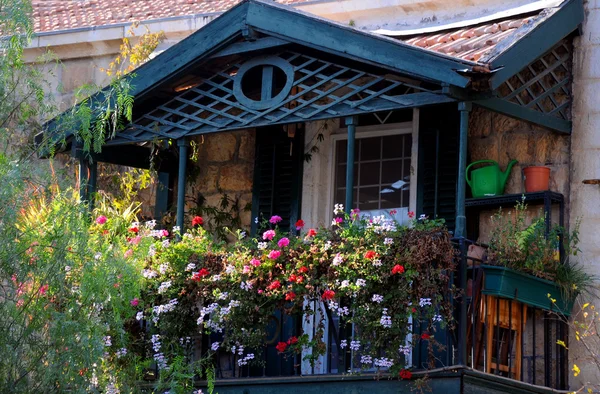 Bunga-bunga di Balkon — Stok Foto