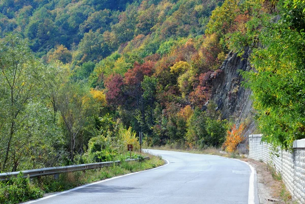 Camino retorcido en las montañas en el otoño — Foto de Stock