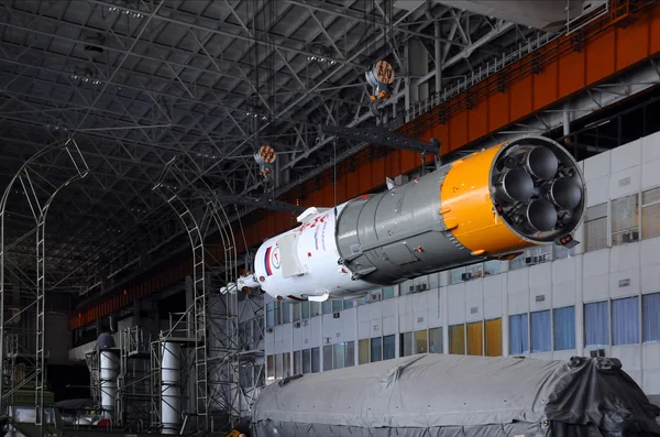 Sojuz rymdfarkoster i integration anläggning byggnad — Stockfoto