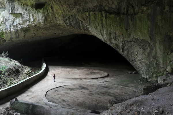 Mujer dentro de la cueva de Devetashka — Foto de Stock