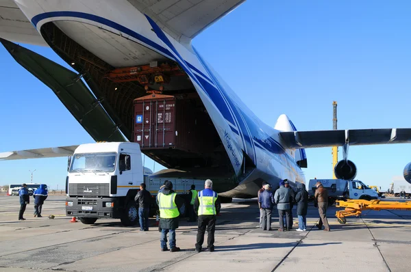 AN-124 Offloading — Stock Photo, Image