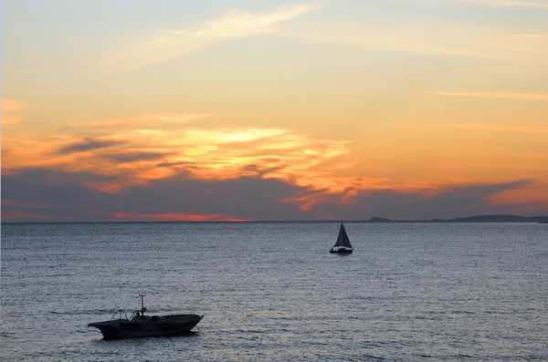 Dos veleros en el mar al atardecer — Foto de Stock