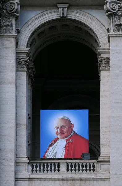 Retrato del Papa Juan Pablo II sobre la Basílica — Foto de Stock