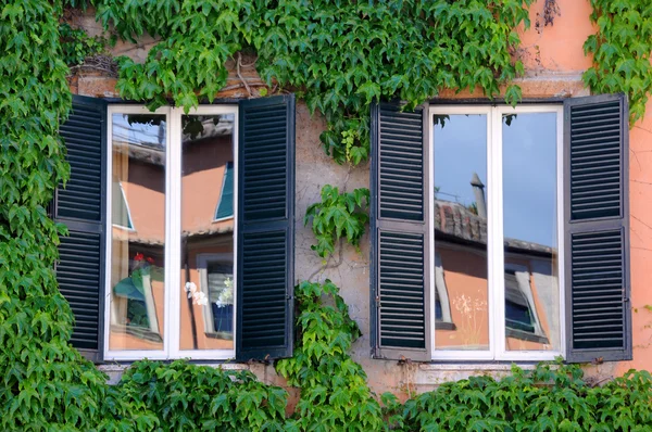 Venster reflecties in Italië — Stockfoto