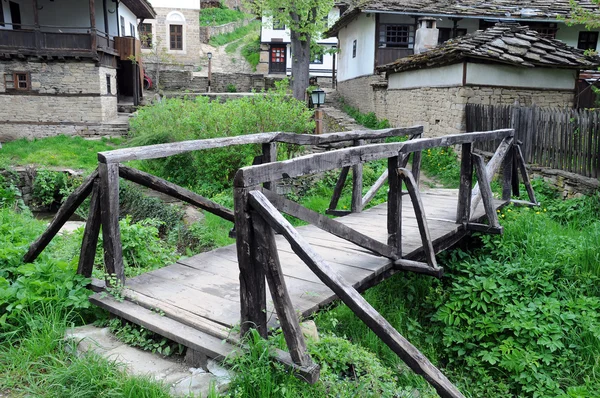 Holzbrücke im Dorf Bozhentsi Stockfoto