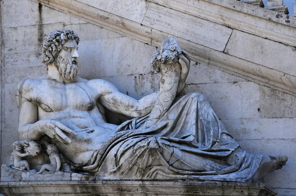 Antike Statue des Tiber-Flussgottes — Stockfoto