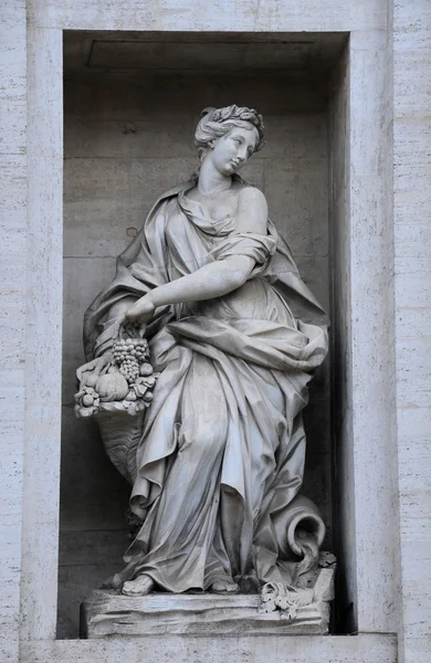 Staty på palazzo poli i Rom Stockbild