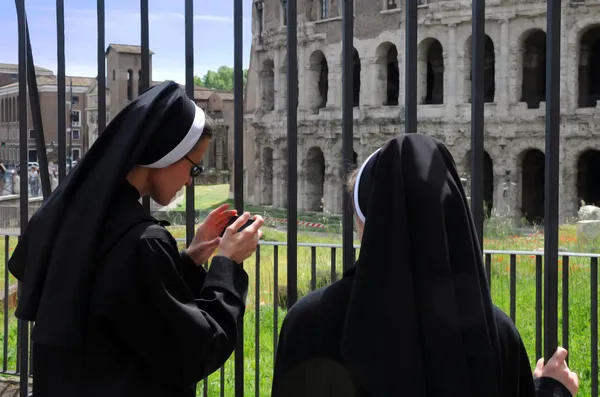 로마에서 두 수녀 로열티 프리 스톡 사진