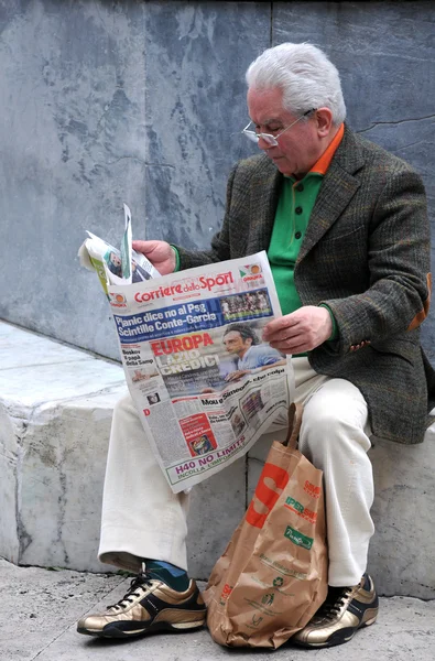 Old Man Reads Newspaper — Stock Photo, Image