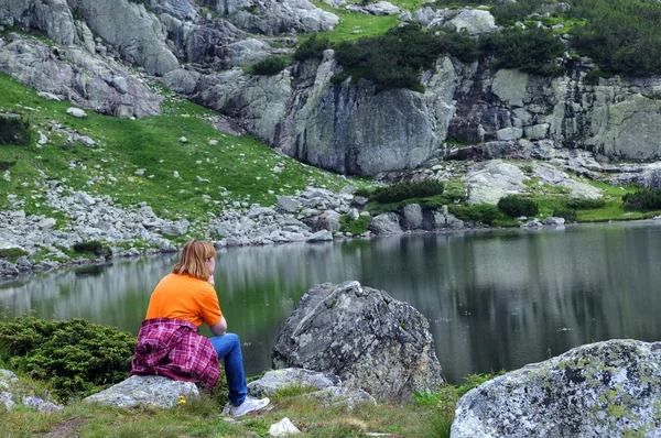 Žena u rybího jezera — Stock fotografie