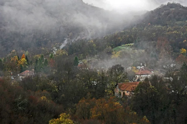 Vista Poco Observable Del Pueblo Montaña Búlgaro Densa Niebla —  Fotos de Stock