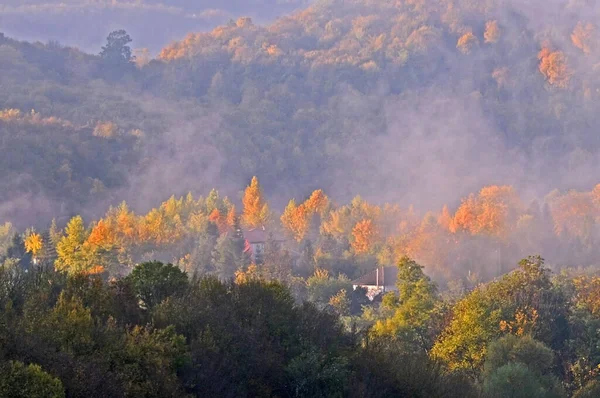 Туманный Вид Болгарскую Горную Деревню Солнечное Утро — стоковое фото