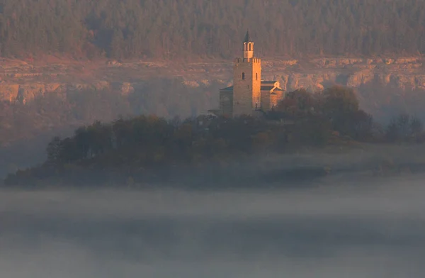 Fuzzy Foggy Tsarevets Fortress Town Veliko Tarnovo Early Morning — Stock Photo, Image