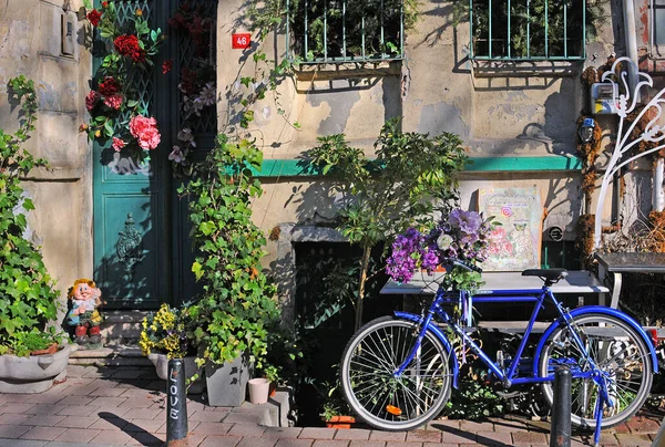 Bicicletta Parcheggiata Piante Fiori Sulla Costruzione — Foto Stock