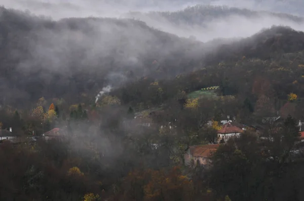 Vista Poco Observable Del Pueblo Montaña Búlgaro Densa Niebla — Foto de Stock