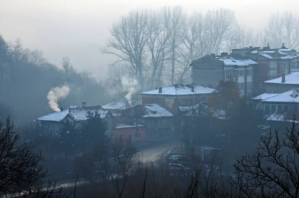 Wazig Uitzicht Lege Straat Huizen Met Rokende Schoorstenen Bomen Zware — Stockfoto