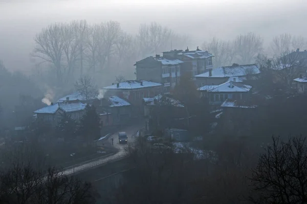 Rokende Schoorstenen Huizen Bomen Zware Mist Bulgarije — Stockfoto