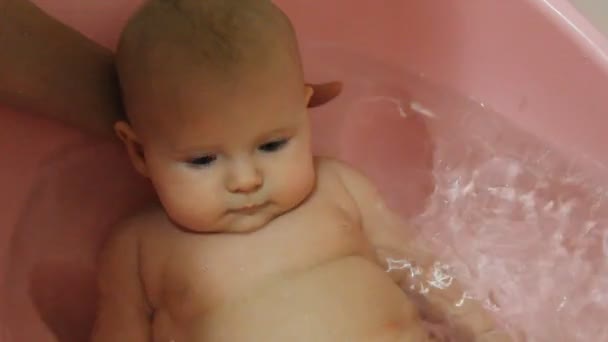 Ребенок в ванной — стоковое видео
