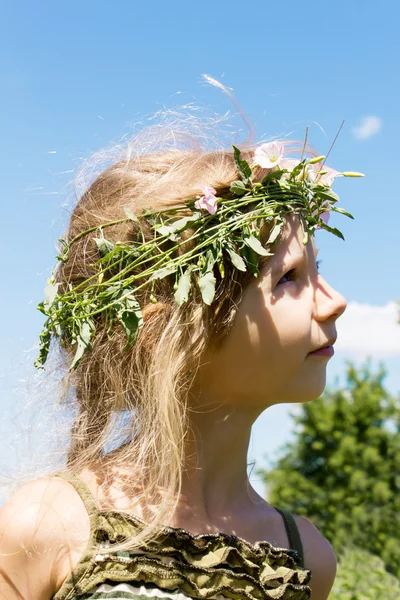 Girl in the grass wreath 4633 — Stock Photo, Image