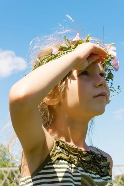 Meisje in het gras krans op zoek hemel 4634 — Stockfoto