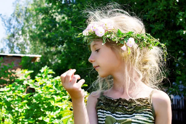 Fille dans l 'herbe couronne 4640 — Photo