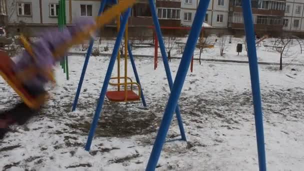 Meisje schommel in de winter 5512 — Stockvideo