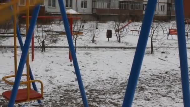 Девушка качели зимой 5525 — стоковое видео