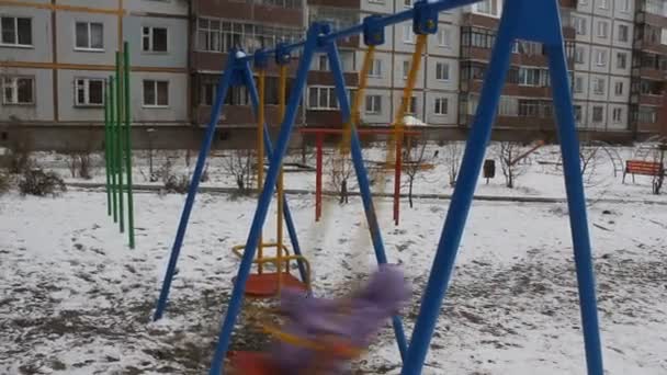 Columpio de niña en invierno 5525 — Vídeos de Stock