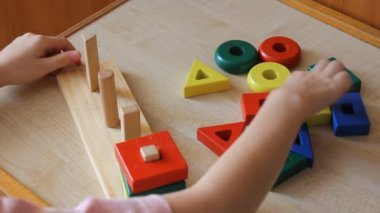 küçük kız ile ahşap puzzle oyun