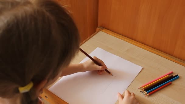 Little girl draws the rectangle — Stock Video