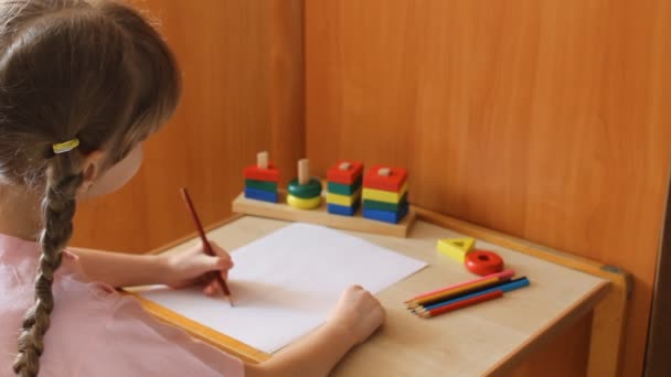 Маленька дівчинка малює квітку — стокове відео