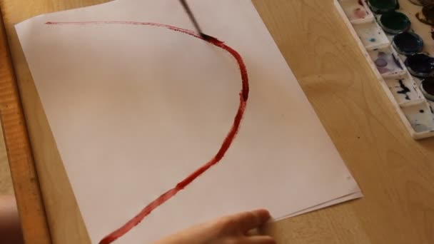 Маленька дівчинка малює веселку — стокове відео