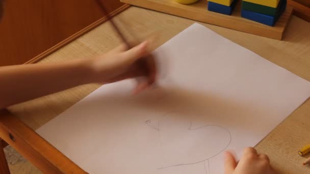 Küçük kız bir kalp çizer — Stok video