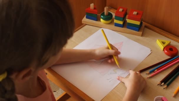 Menina desenha uma menina perto da casa — Vídeo de Stock