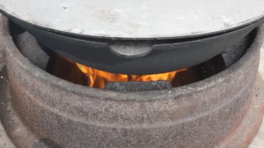 geleneksel şekilde bir kazanı gıda hazırlama