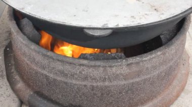 geleneksel şekilde bir kazanı gıda hazırlama