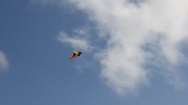 Mavi gökyüzü altında uçan uçurtma