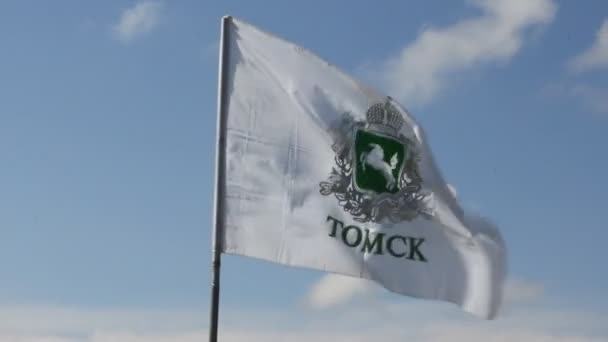 Stad van tomsk vlag op een wind — Stockvideo