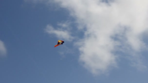 Cometa volando bajo el cielo azul — Vídeos de Stock