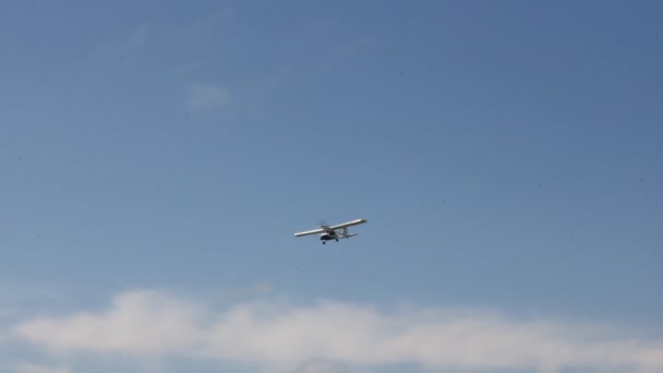 Avion hélice dans le ciel. — Video