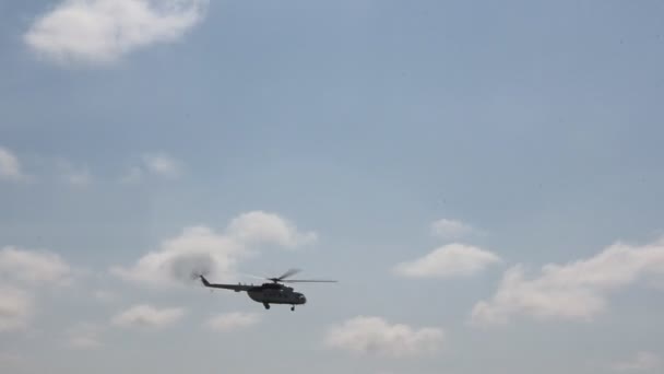Helikopter på himlen — Stockvideo