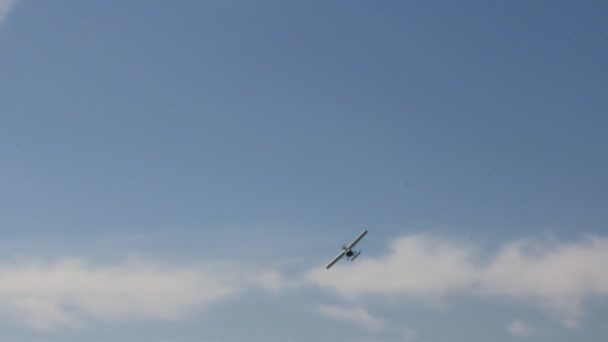 Gökyüzündeki pervaneli uçak. — Stok video