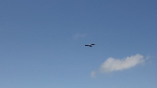 Avión de hélice en el cielo. — Vídeo de stock