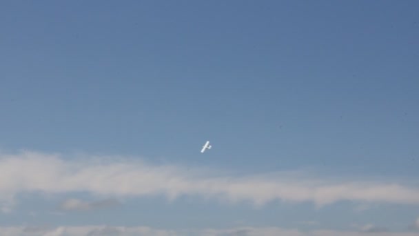 Avion hélice dans le ciel. — Video