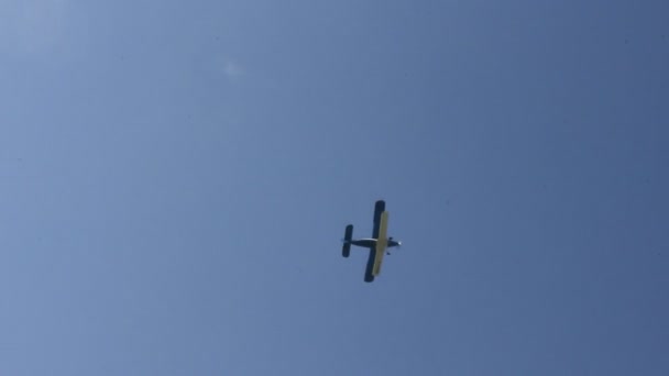 Avião de hélice no céu — Vídeo de Stock