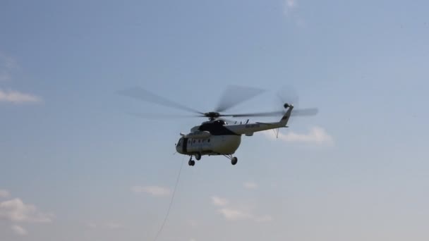Vrtulník na obloze — Stock video
