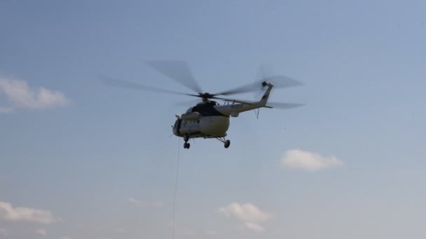 Вертолет в небе — стоковое видео