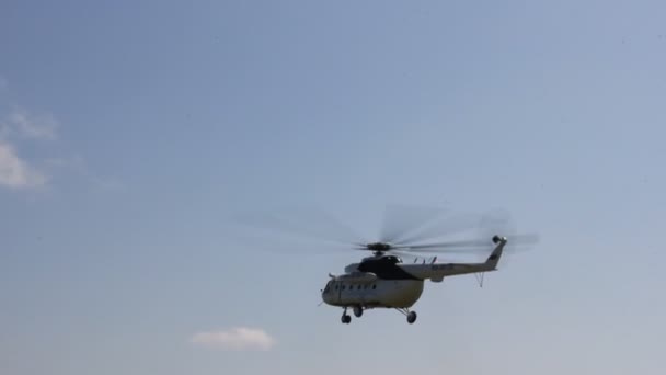 Вертолет в небе — стоковое видео