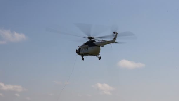 Helicóptero en el cielo — Vídeo de stock